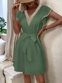 Γυναικείο φόρεμα με δαντέλα στη λαιμόκοψη AA1808 σκούρο πράσινο