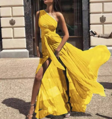 Γυναικείο αεράτο φόρεμα με ένα ώμο 216142 κίτρινο