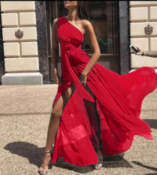 Γυναικείο αεράτο φόρεμα με ένα ώμο 216142 κόκκινο
