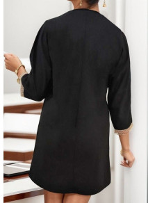 Γυναικείο κοντό φόρεμα με εντυπωσιακή λαιμόκοψη J90008 μαύρο
