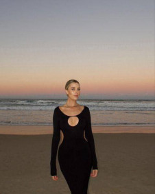 Γυναικείο μακρύ φόρεμα με εντυπωσιακά κοψίματα B8905 μαύρο 